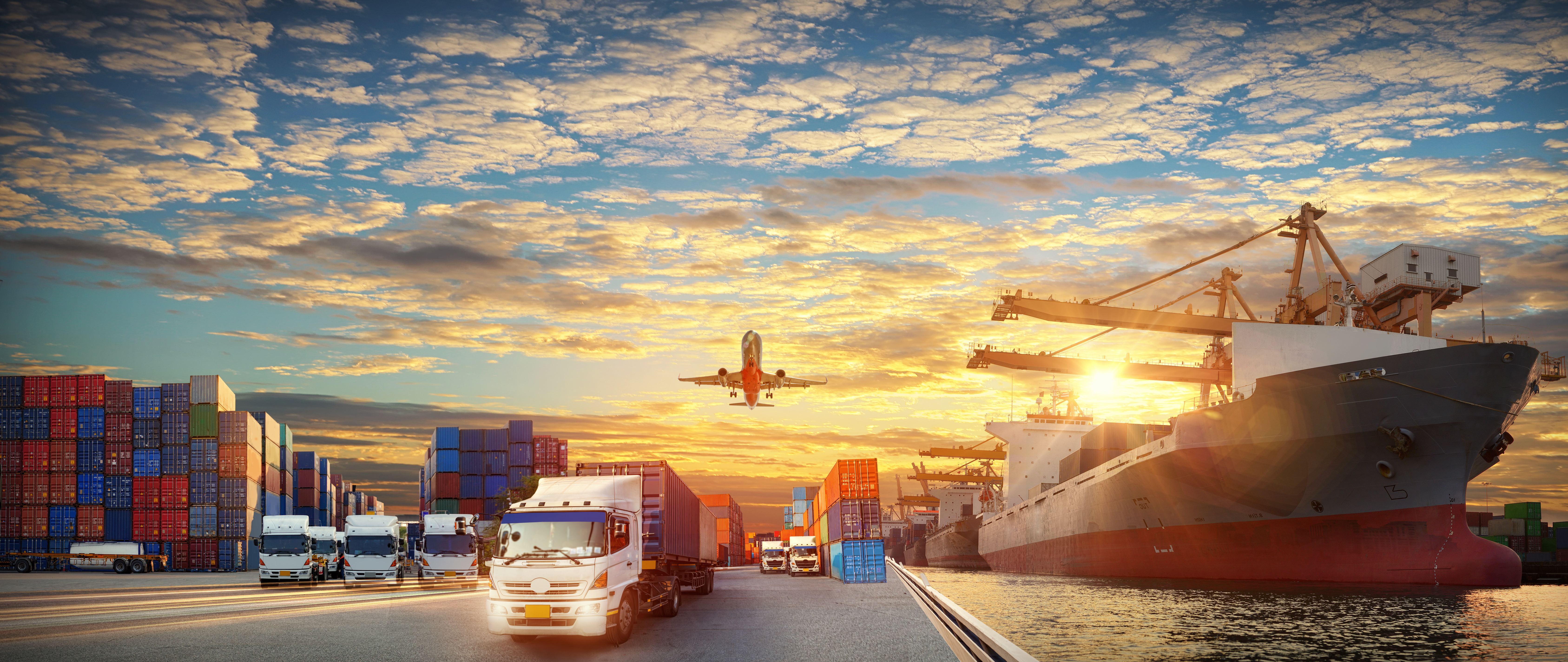 Camion porte-conteneurs dans le port de navire pour les entreprises Logistique et transport de navires porte-conteneurs et d'avions cargo avec pont roulant de travail dans le chantier naval au lever du soleil, arrière-plan de l'industrie logistique d'import-export et de transport