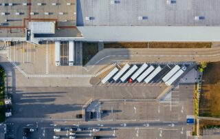 Plan drone d’un parking de camions dans un site logistique