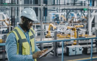 Operator observing automated systems and controlling production in real time in an industrial facility