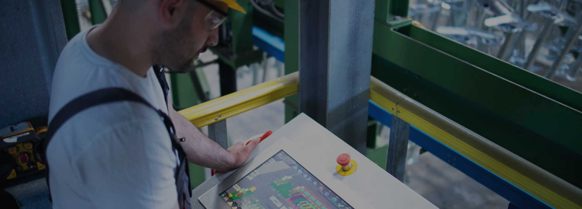 Opérateur contrôlant les processus automatisés sur une machine en production