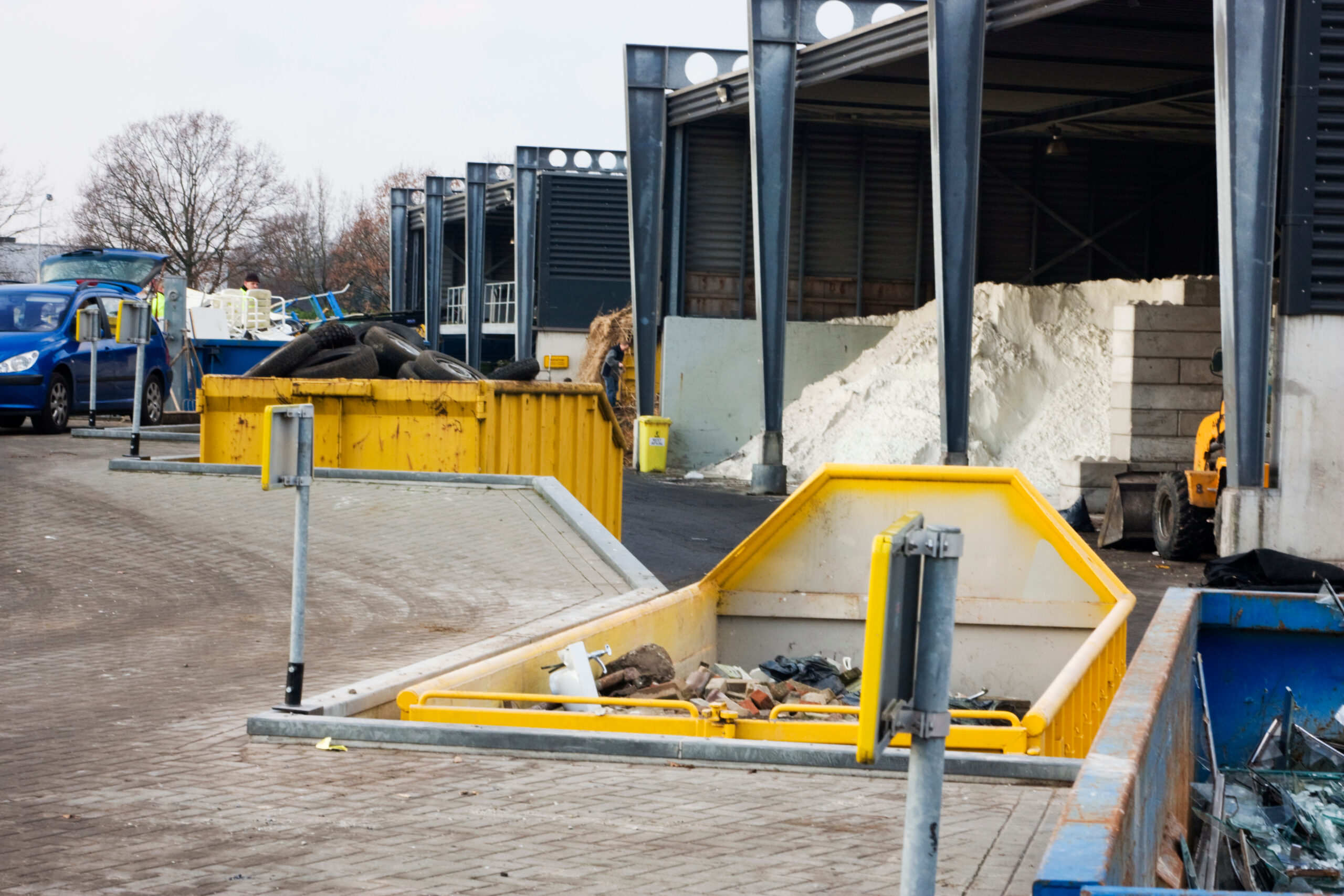 Conteneurs avec déchets triés : briques et verre à recycler